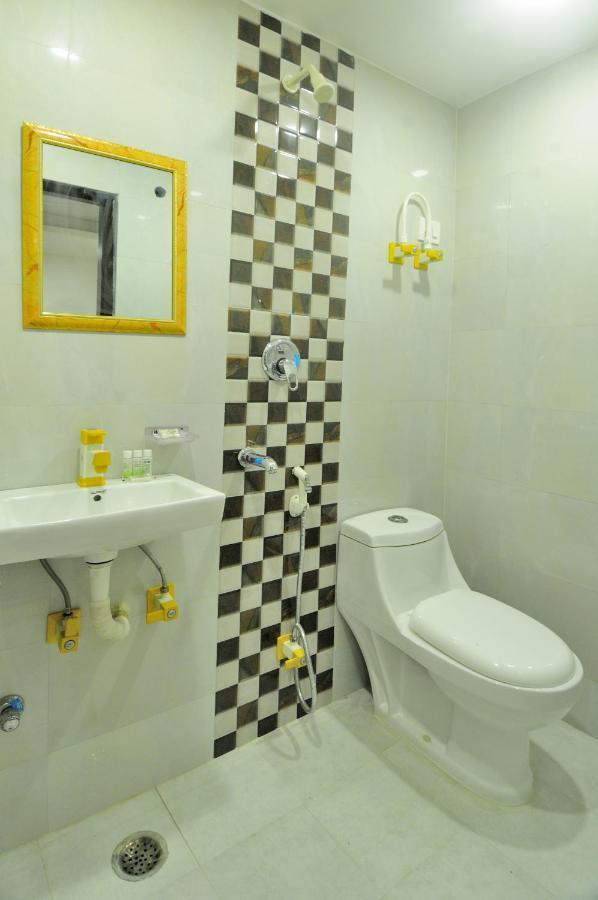 Hotel Noida Delight Exteriör bild