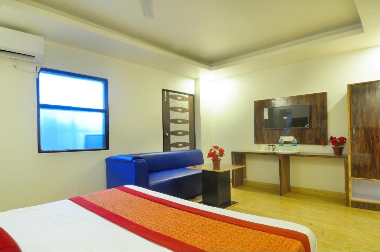 Hotel Noida Delight Exteriör bild